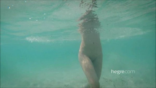 alisa-swims-in-the-ocean-naked_001