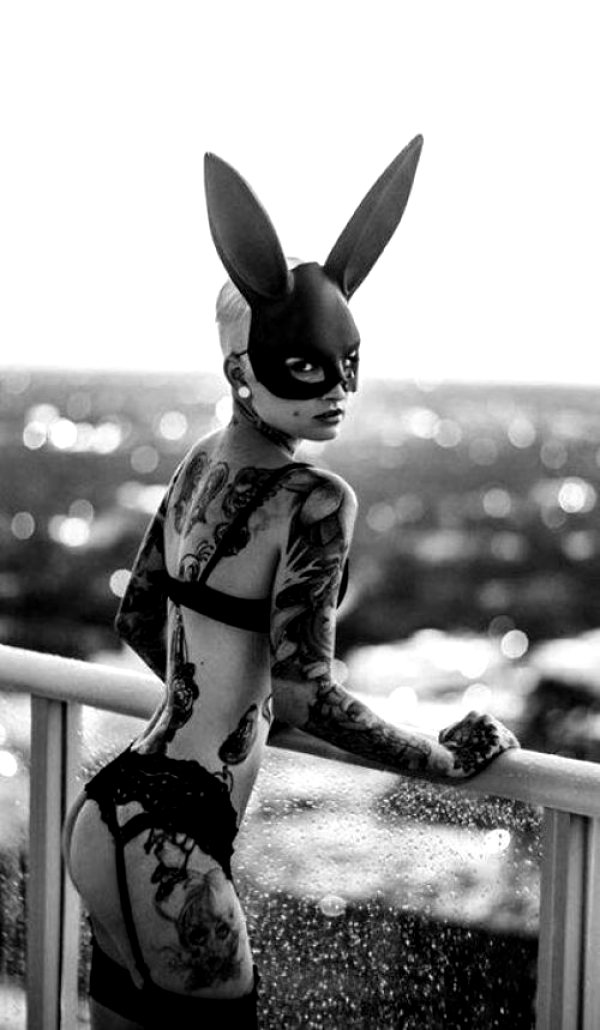 alt-chick-in-rabbit-mask_001