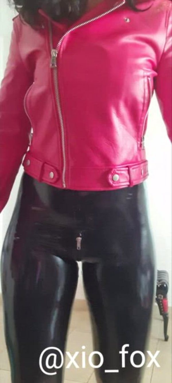 oc-latex-leggings-and-leather-jacket-i-think-both-looks-so-hot-together-dont-you-think_001