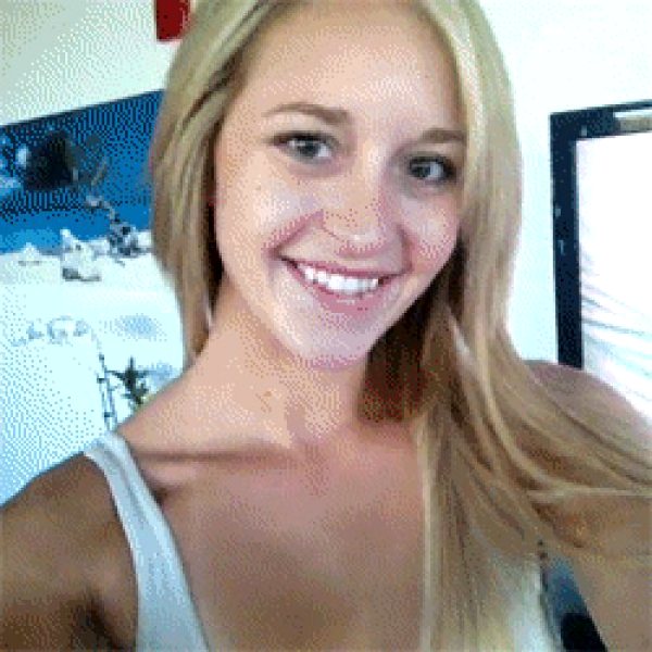 sexy-blonde-taking-a-selfie-gif-of-her-flashing-her-perfect-body_001