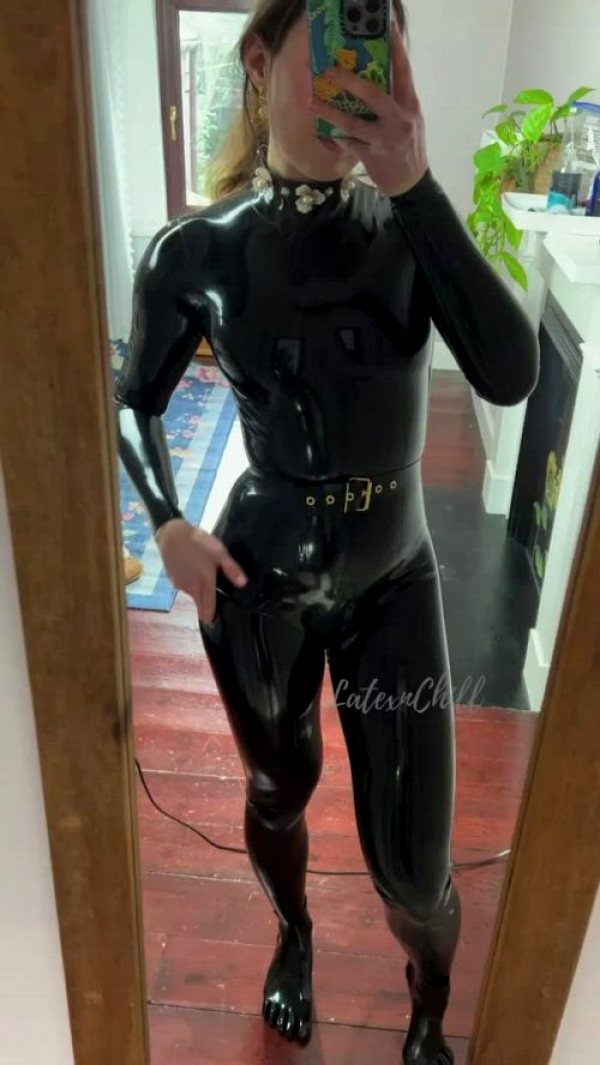 sunday-afternoon-in-the-best-kind-of-latex-a-black-catsuit_001